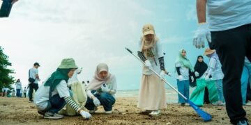 PLN Bersihkan Pantai Mulawarman