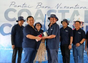 Relawan KPB Angkat 637 kg Sampah Pesisir