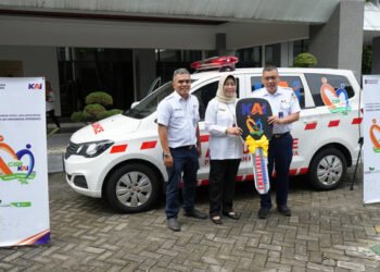 Dukung Peningkatan Kualitas Kesehatan Masyarakat, KAI Daop 8 Surabaya Serahkan Bantuan Ambulans