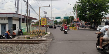 KAI Daop 8 Surabaya Lakukan Perbaikan Jalan Perlintasan di Mojokerto, Imbau Pengguna Jalan Gunakan Jalur Alternatif