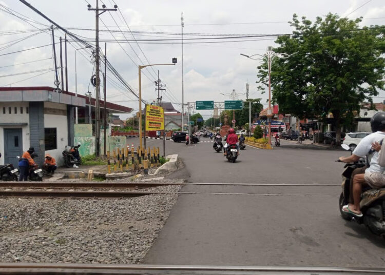 KAI Daop 8 Surabaya Lakukan Perbaikan Jalan Perlintasan di Mojokerto, Imbau Pengguna Jalan Gunakan Jalur Alternatif