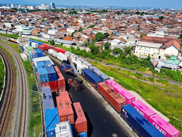 KAI Logistik Distribusi 1.350 Ton Rel untuk Prasarana Perkeretaapian Nasional