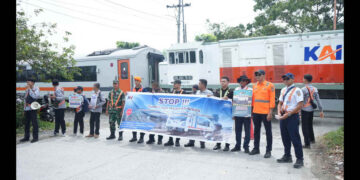 KAI dan KAI Bandara Bersama Railfans Edukasi Pengguna Jalan di Perlintasan Sebidang Binjai