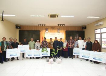 Bandara SAMS Bagikan TJSL dan Sembako