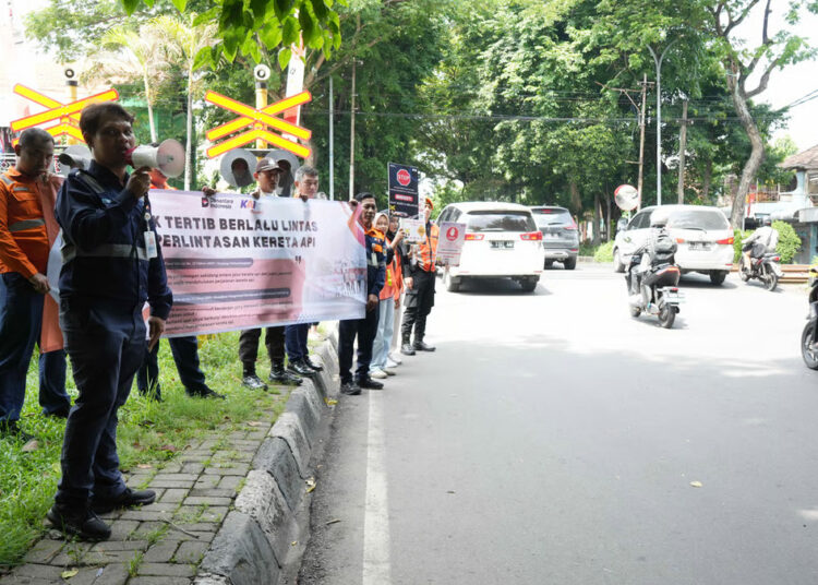 KAI Daop 8 Surabaya dan KAI Properti Gencarkan Sosialisasi Keselamatan di Perlintasan Sebidang Jelang Nataru 2025/2026