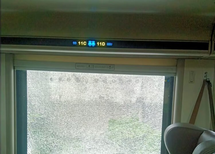 KAI Ingatkan Bahaya Pelemparan Batu ke KA Saat Angkutan Nataru