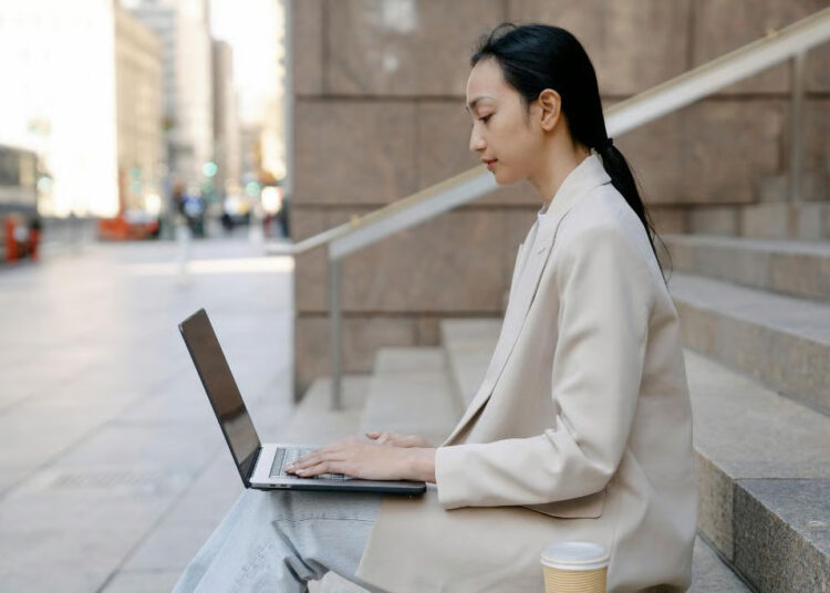 Suka Duka Jadi Karyawan Kantoran Sekaligus Punya Usaha Sampingan