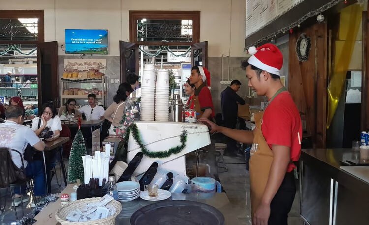 Meriahkan Libur Nataru, KAI Services Percantik Loko Café dengan Nuansa Natal dan Tahun Baru