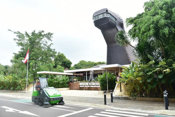 Yuk Kenalan dengan Rino, Mesin Sweeper Andalan KAI Services untuk Membersihkan Area TMII