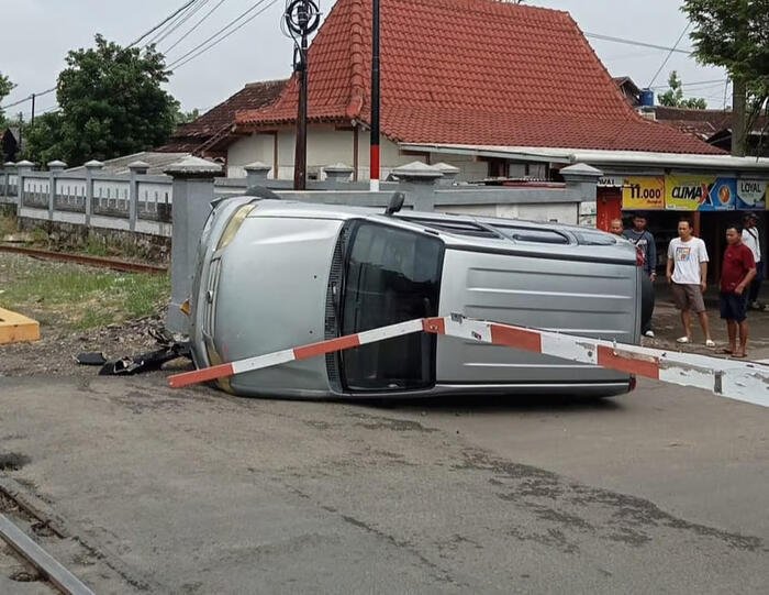 KAI Tegaskan Disiplin Berlalu Lintas di Perlintasan Sebidang, Kecelakaan di JPL 35 Kedunggalar Jadi Pengingat Keselamatan Bersama