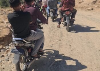Relawan Kaltim Hadapi Jalan Longsor 