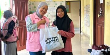 Srikandi PLN Salurkan Bantuan Sosial