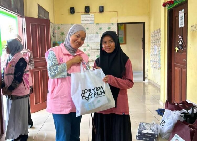 Srikandi PLN Salurkan Bantuan Sosial