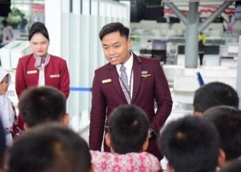 Bandara SAMS Bagikan 60 Perlengkapan Sekolah