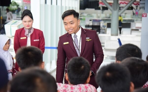 Bandara SAMS Bagikan 60 Perlengkapan Sekolah