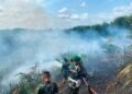 TNI Bersama Warga Padamkan Karhutla