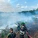 TNI Bersama Warga Padamkan Karhutla