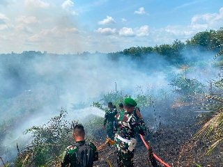 TNI Bersama Warga Padamkan Karhutla